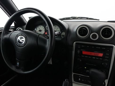 Used 2002 MAZDA MX-5 Miata RWD image 10