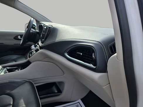 Used 2023 Chrysler Pacifica Limited FWD image 14