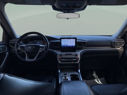 Used 2023 Ford Explorer XLT w/ Equipment Group 202A image 9