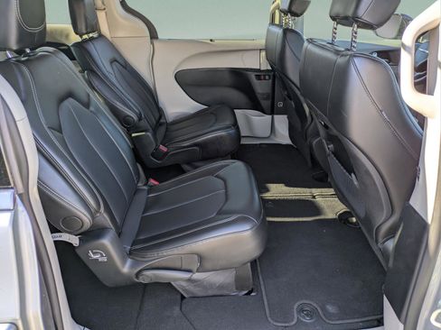 Used 2024 Chrysler Pacifica Touring-L image 29