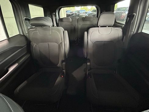 Used 2025 Jeep Grand Cherokee L Laredo image 13