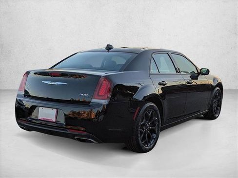 Used 2019 Chrysler 300 S image 5