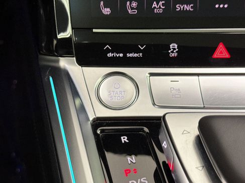 Used 2019 Audi e-tron Prestige w/ Prestige Package AWD/4WD image 18