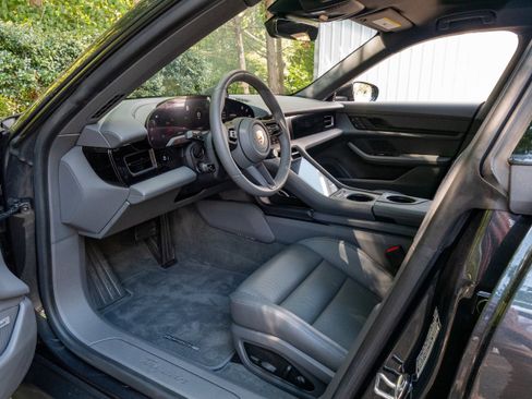 Certified 2022 Porsche Taycan image 4