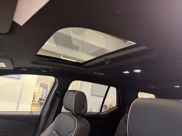 Used 2023 Chevrolet Traverse Premier AWD/4WD image 2