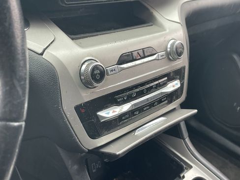 Used 2021 Ford Explorer XLT image 8