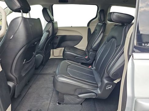Used 2024 Chrysler Pacifica Touring-L FWD image 11