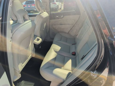 Used 2019 Volvo XC60 T5 Momentum w/ Premium Package AWD/4WD image 18