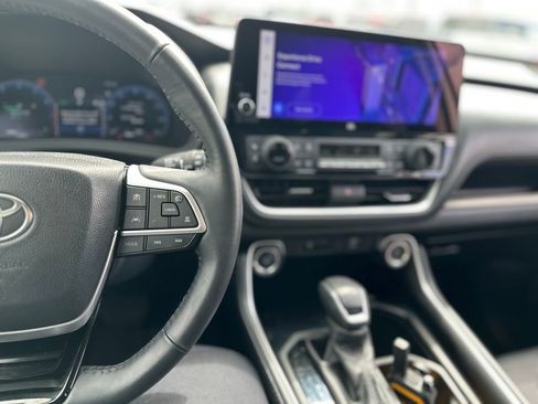 Used 2024 Toyota Grand Highlander Limited FWD image 8