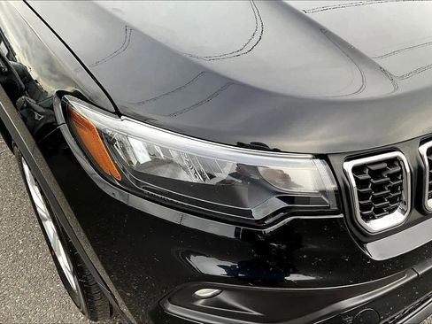 Used 2024 Jeep Compass Latitude image 31