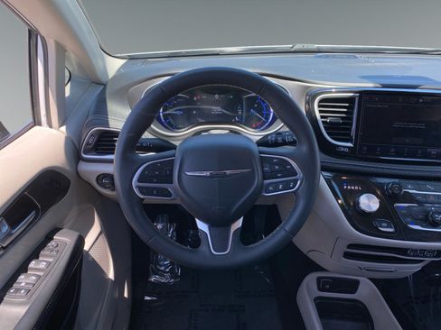 Used 2024 Chrysler Pacifica Limited FWD image 12