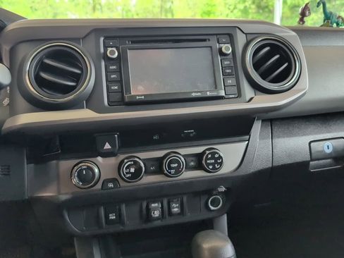 Used 2018 Toyota Tacoma SR5 AWD/4WD image 9