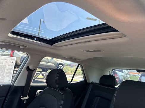 Certified 2025 Hyundai Venue SEL image 6