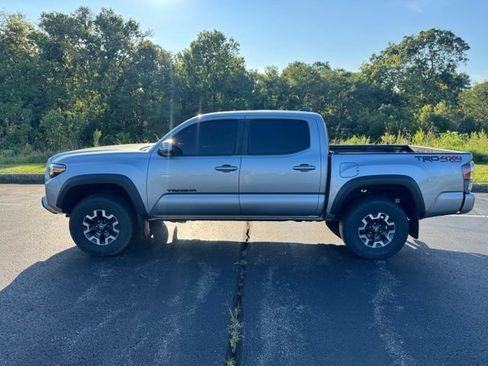 Used 2021 Toyota Tacoma TRD Off-Road w/ Technology Package AWD/4WD image 6