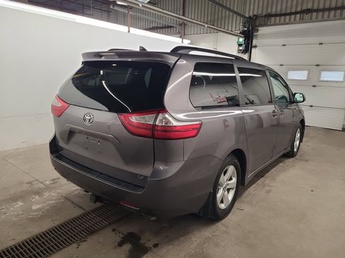Used 2018 Toyota Sienna LE image 3