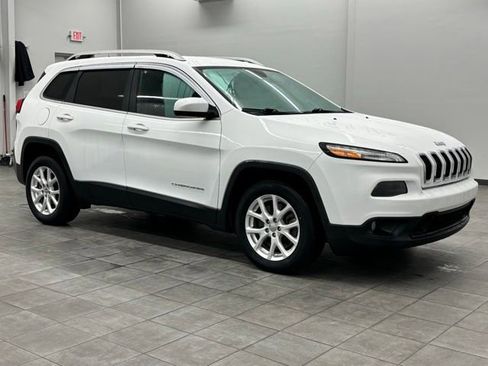Used 2017 Jeep Cherokee Latitude FWD image 1