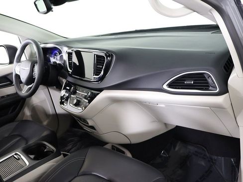 Used 2023 Chrysler Pacifica Touring-L image 26