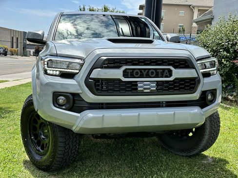 Used 2020 Toyota Tacoma TRD Sport w/ Technology Package AWD/4WD image 4