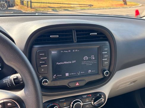 Used 2025 Kia Soul LX w/ LX Technology Package FWD image 19