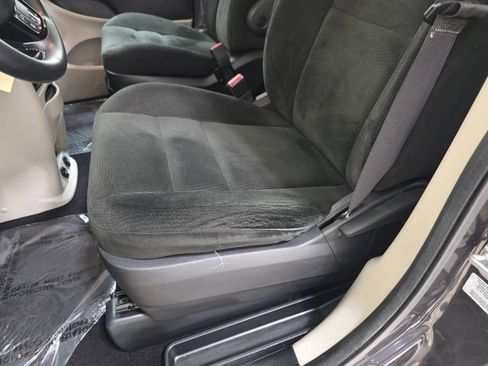 Used 2016 Dodge Grand Caravan SE image 28