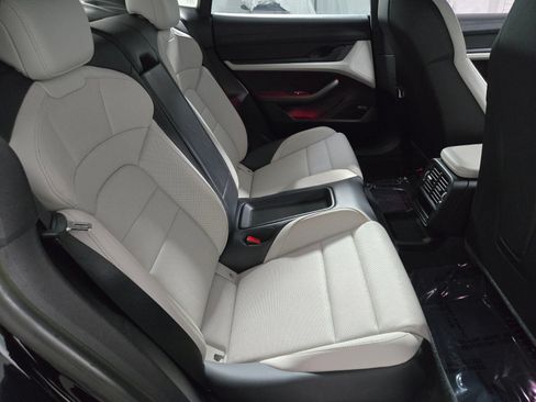 Used 2022 Porsche Taycan RWD image 18