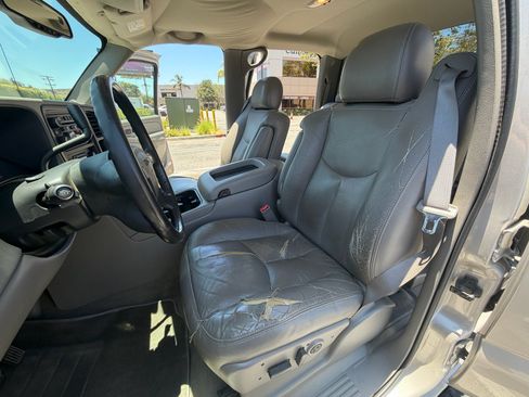 Used 2004 GMC Sierra 3500 SLT w/ Heavy-Duty Power Package AWD/4WD image 12