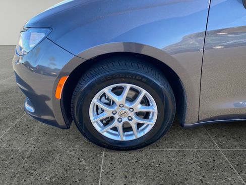 Used 2023 Chrysler Voyager LX image 14