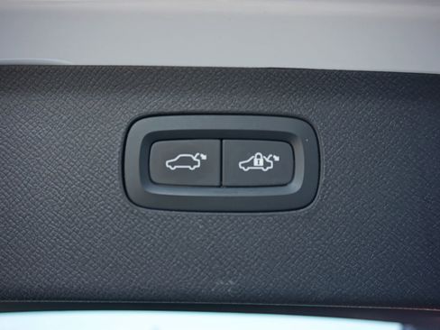 Used 2017 Volvo XC90 T5 Momentum w/ Convenience Package image 16