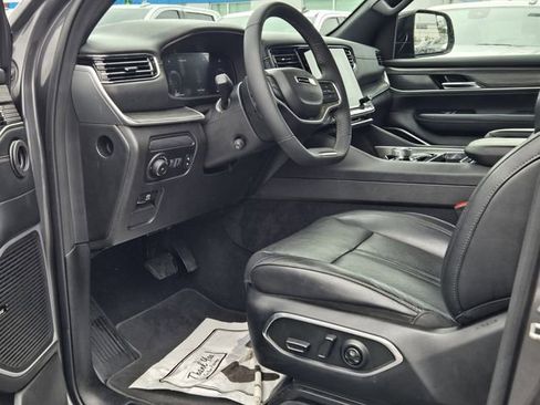 Used 2023 Jeep Wagoneer L Series II image 13