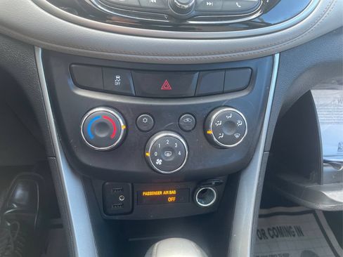 Used 2020 Chevrolet Trax LT w/ Sun & Sound Package AWD/4WD image 27