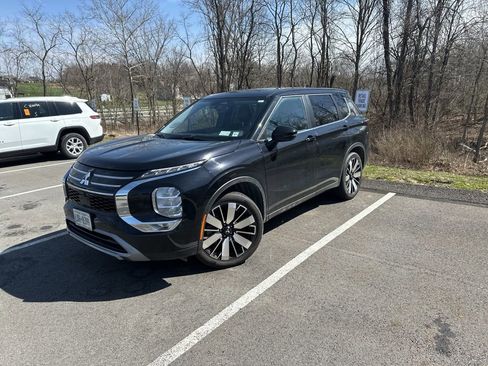 Used 2025 Mitsubishi Outlander SE image 5