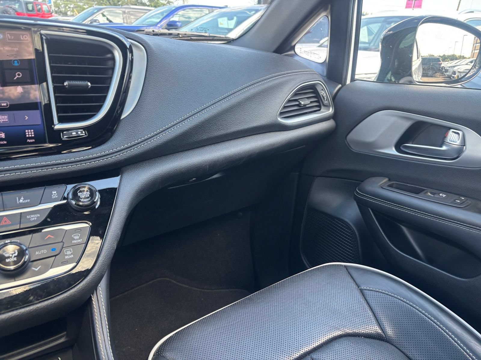 Used 2025 Chrysler Pacifica Limited FWD image 39