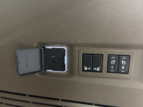 Used 2024 GMC Yukon Denali AWD/4WD image 46