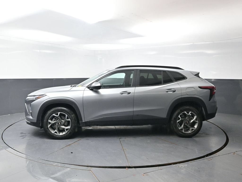 Used 2025 Chevrolet Trax LT FWD image 10