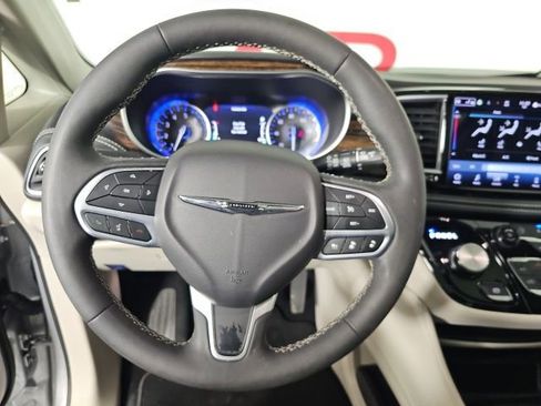 Certified 2024 Chrysler Pacifica Limited image 16
