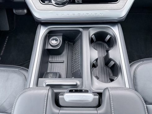 Used 2025 Ford Expedition Platinum AWD/4WD image 18