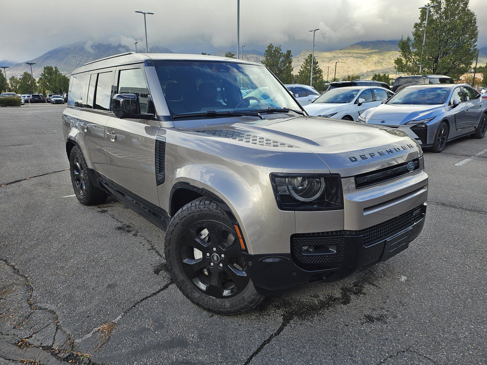 Used 2023 Land Rover Defender 130 X-Dynamic SE AWD/4WD image 3