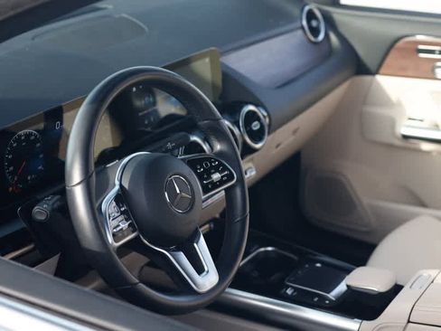 Used 2022 Mercedes-Benz GLA 250 4MATIC image 11