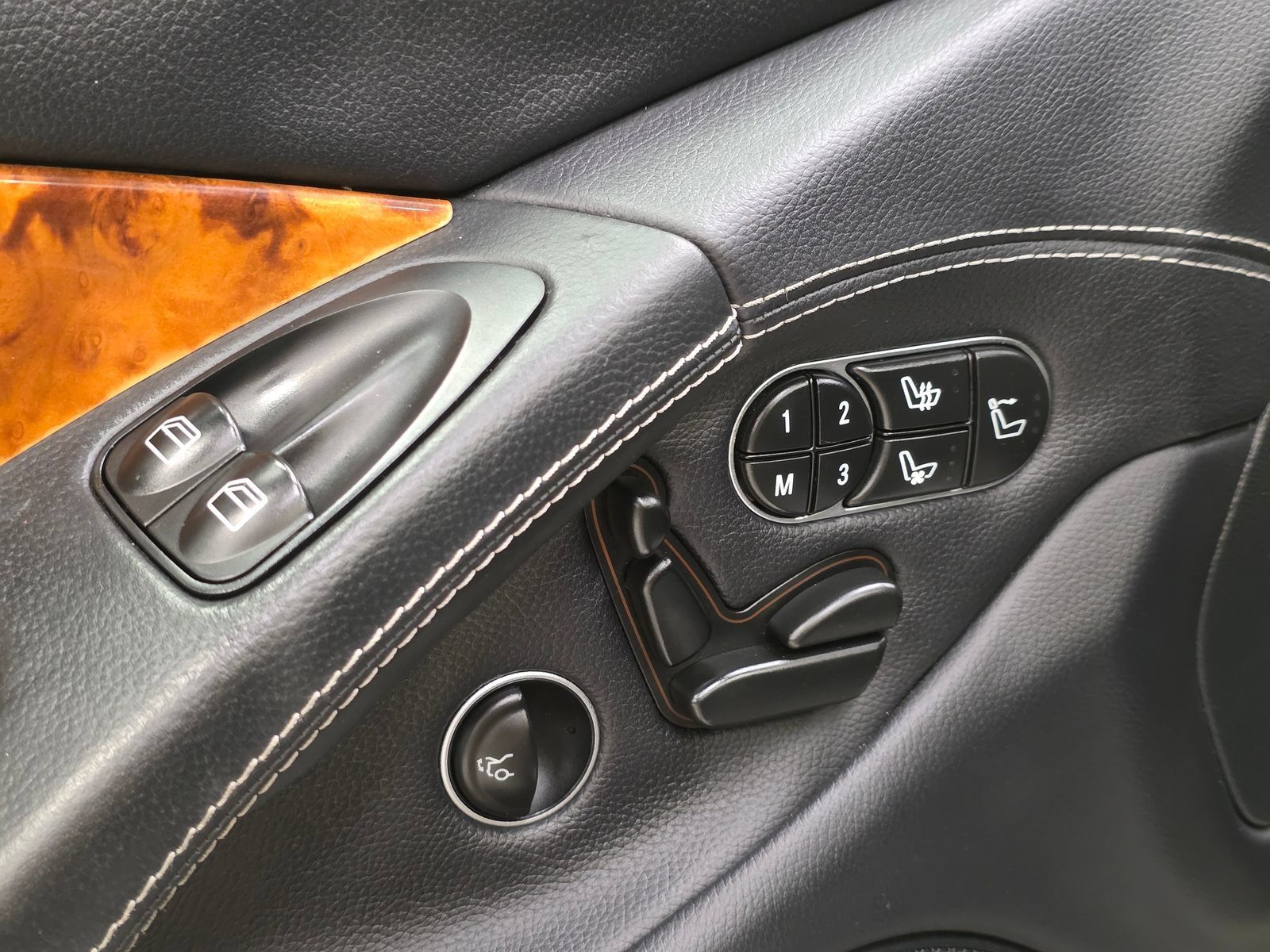 Used 2011 Mercedes-Benz SL 550 image 18