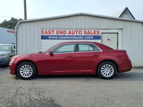 Used 2014 Chrysler 300 w/ Driver Convenience Group RWD image 2