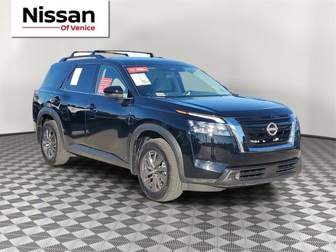 Used 2023 Nissan Pathfinder SV image 1