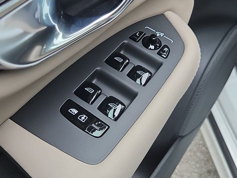 New 2026 Volvo XC90 B6 Plus w/ Protection Package Premier AWD/4WD image 19