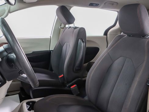 Used 2017 Chrysler Pacifica LX image 23