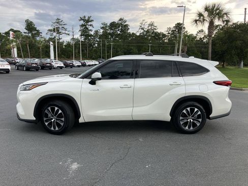 Certified 2020 Toyota Highlander XLE FWD image 2