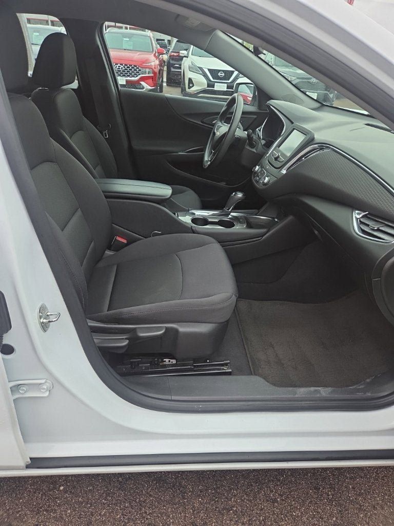 Used 2017 Chevrolet Malibu LT FWD image 24