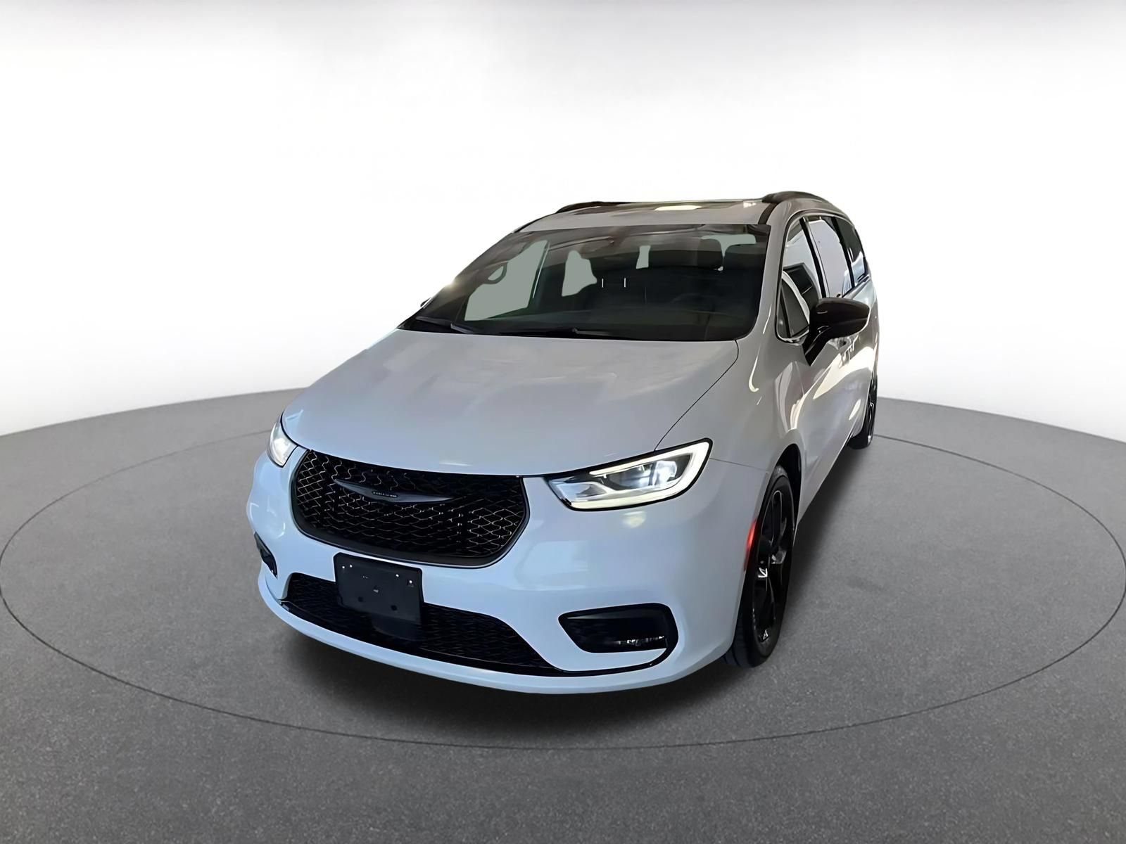 Used 2025 Chrysler Pacifica Limited FWD image 6