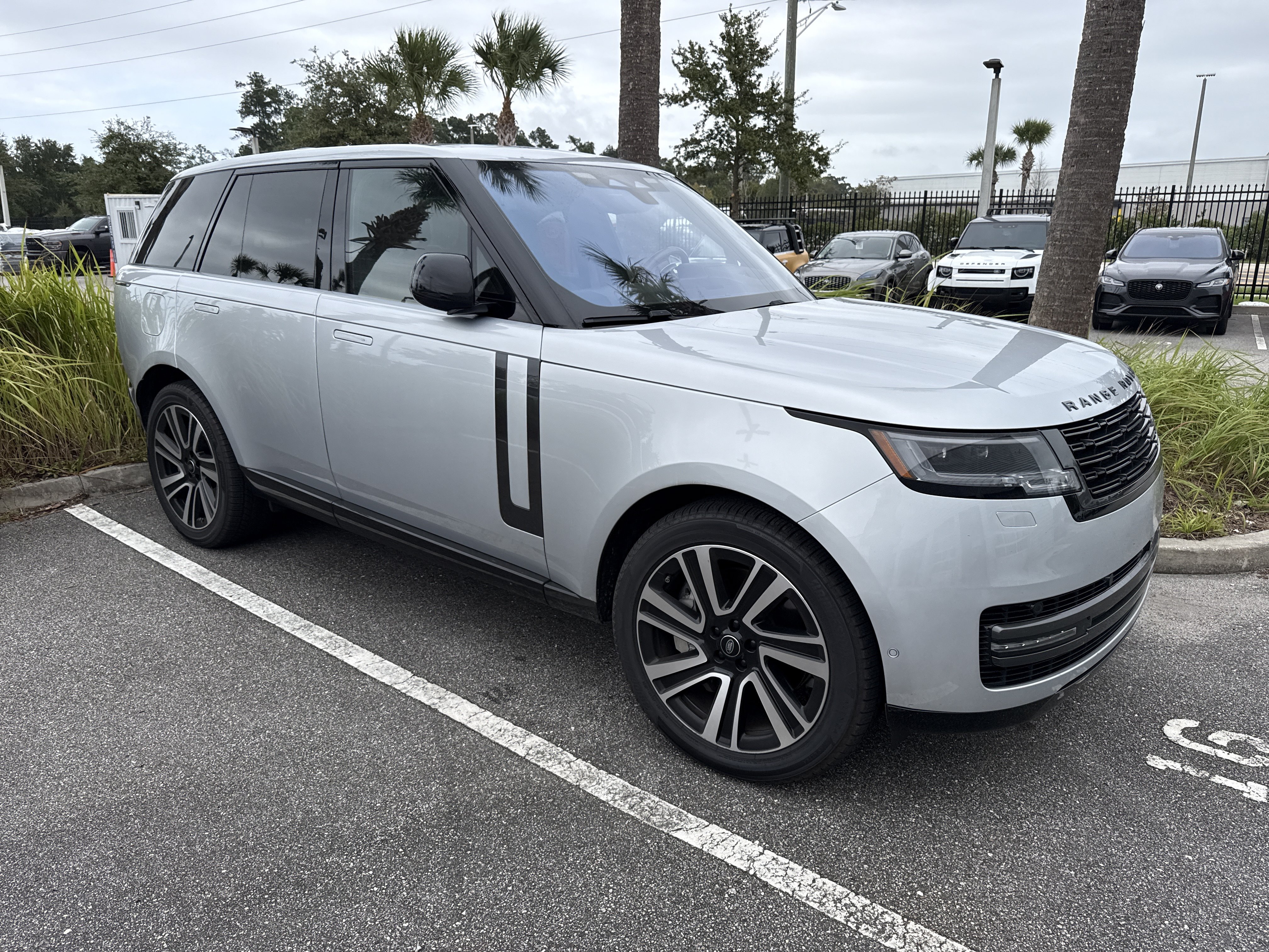 Used 2023 Land Rover Range Rover SE AWD/4WD image 2