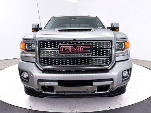 Used 2018 GMC Sierra 2500 Denali w/ Duramax Plus Package AWD/4WD image 14