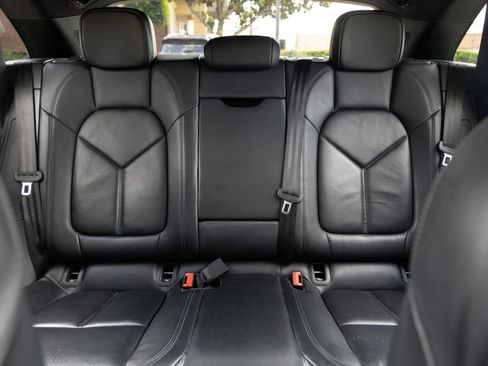 Certified 2024 Porsche Macan AWD/4WD image 29