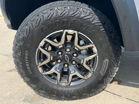 Used 2026 Chevrolet Colorado ZR2 w/ Technology Package AWD/4WD image 19